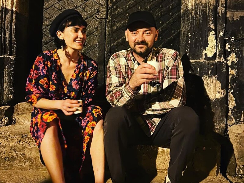 Жаловался на боли в шее и перестал узнавать жену. Вдова солиста Adam рассказала, как боролась за его жизнь