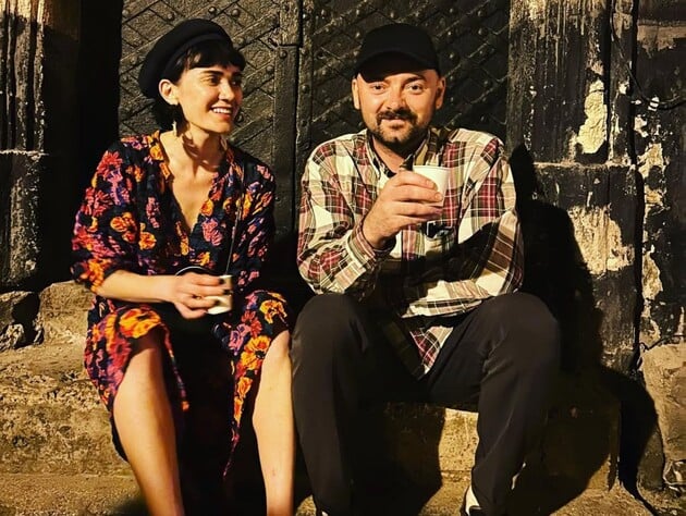 Жаловался на боли в шее и перестал узнавать жену. Вдова солиста Adam рассказала, как боролась за его жизнь