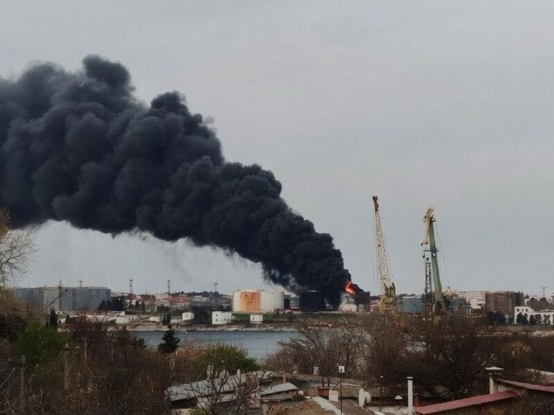 В Севастополе произошло повторное возгорание на нефтебазе после атаки дронов