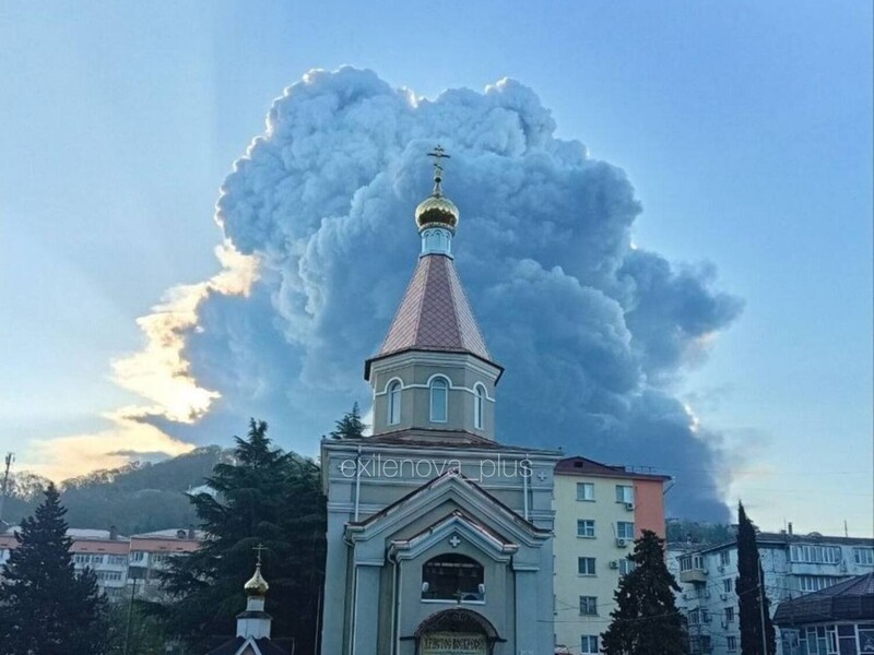 "Стан НПЗ на ранок – краса". Після атаки дронів у Туапсе виникла потужна пожежа в порту