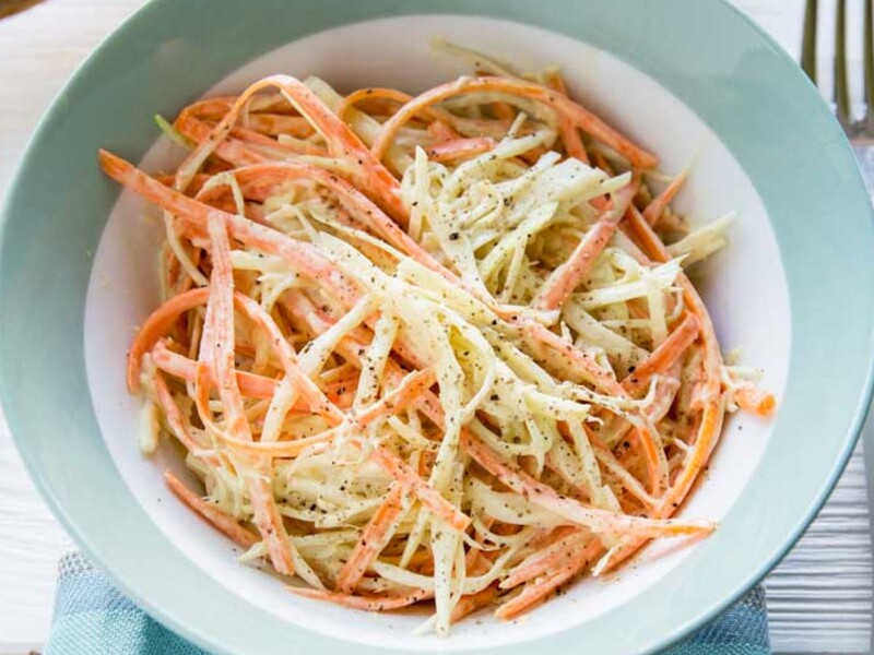 Смешайте с этим сметану и всего из двух простых овощей получите сочный салат 