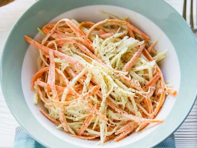 Смешайте с этим сметану и всего из двух простых овощей получите сочный салат 