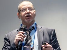 Террорист хочет, чтобы его убили. Пока доберется герой с оружием, будет несколько трупов