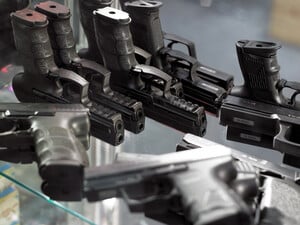 Оружие для гражданских. Трагедия в Киеве разделила политиков и военных. Кто за, а кто против