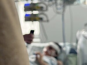 Раненного во время стрельбы в Киеве 12-летнего мальчика показали матери в больнице