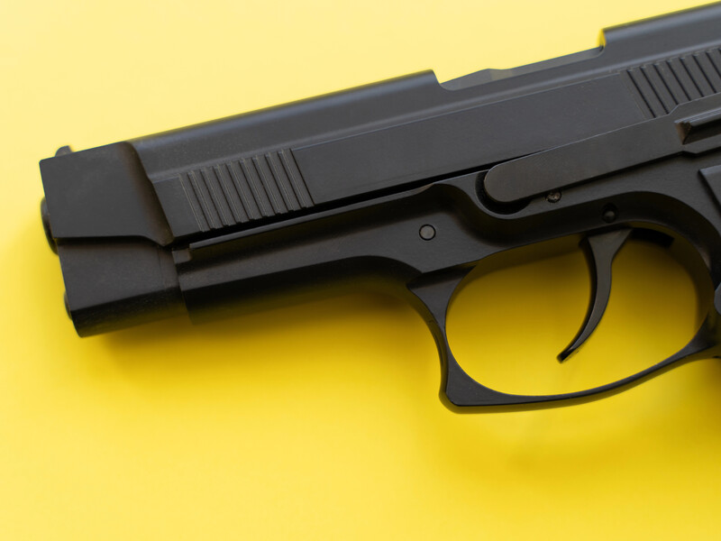 У Чернігівській області дитина знайшла пістолет. Під час огляду зброя вистрілила в іншого хлопчика