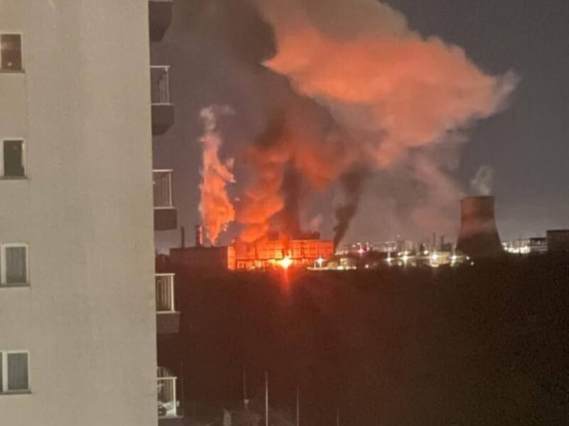 На ТЕЦ у Румунії стався вибух. Виникла масштабна пожежа. Фото, відео