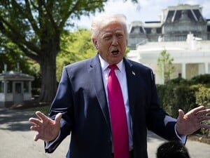 Трамп кілька годин кричав через збитий літак і його не пускали до штабної кімнати – WSJ