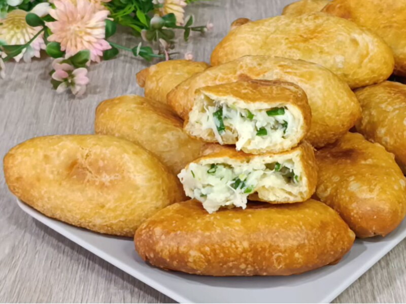 Это самый легкий рецепт жареных пирожков. Просто смешайте муку, кефир и сметану