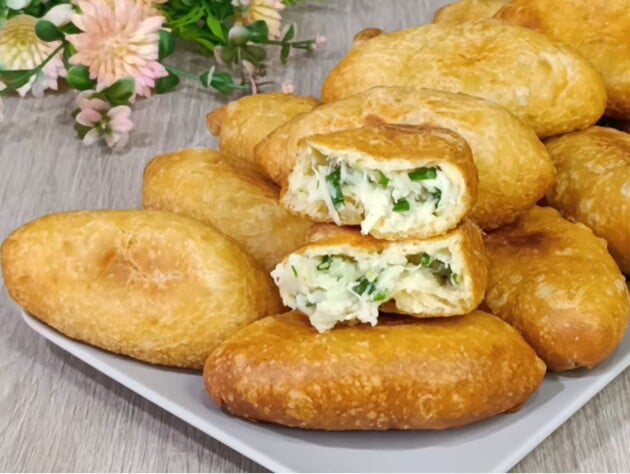 Это самый легкий рецепт жареных пирожков. Просто смешайте муку, кефир и сметану