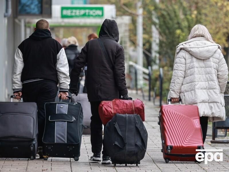 Меньше денег, больше требований. Как в 2026 году меняются условия пребывания украинских беженцев за рубежом 