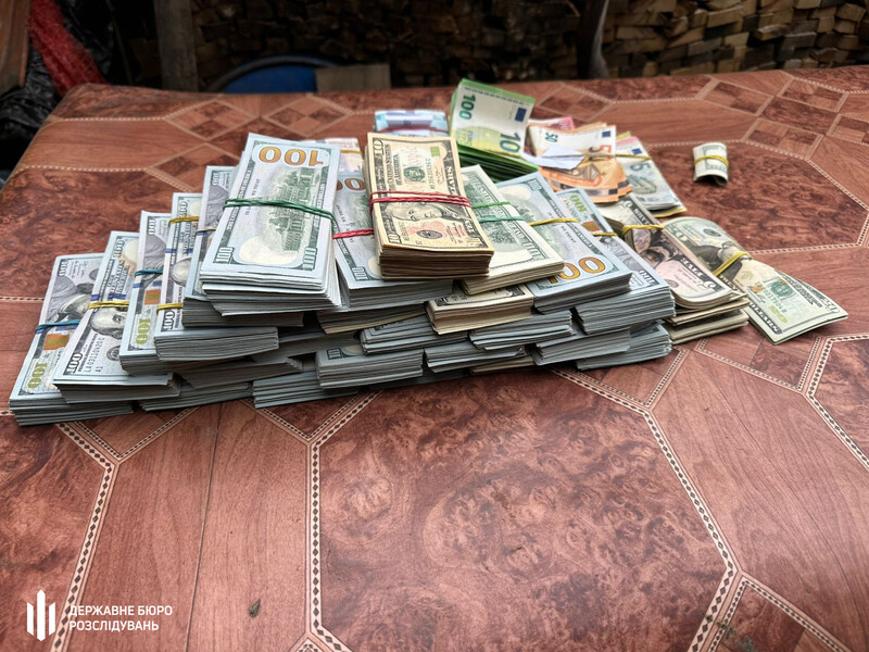У главы ВВК на Закарпатье при обыске нашли 11 млн гривен. Его задержали