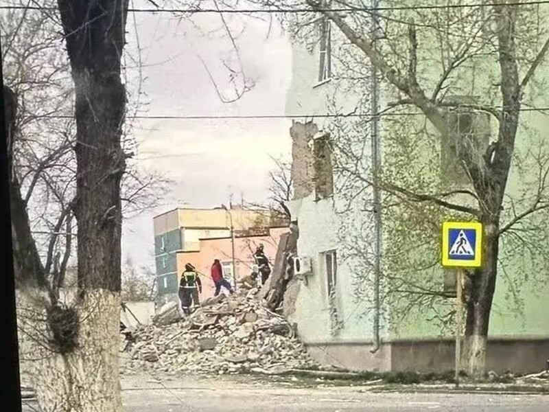 В российской Сызрани после обстрела обрушился подъезд жилого дома. Фото, видео