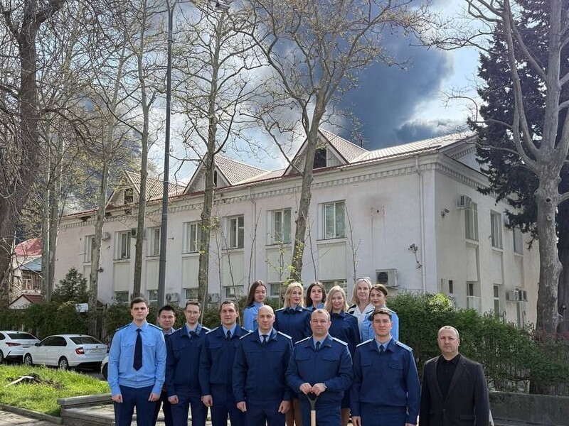 У російському Туапсе прокурори фотографувалися на тлі диму від пожежі на НПЗ