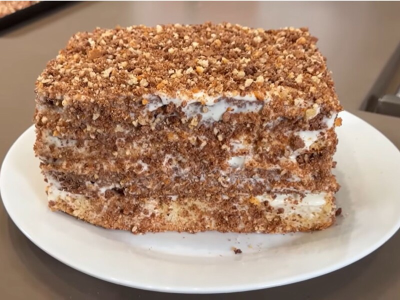Возьмите четыре яйца и муку – и сметанник по бабушкиному рецепту готов. Секреты торта от тещи Гордона