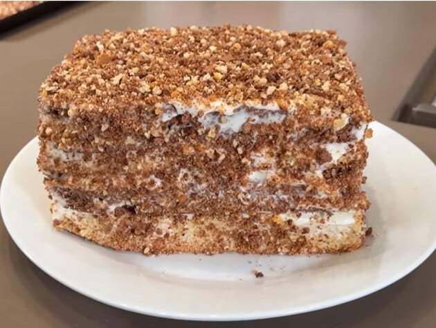 Возьмите четыре яйца и муку – и сметанник по бабушкиному рецепту готов. Секреты торта от тещи Гордона