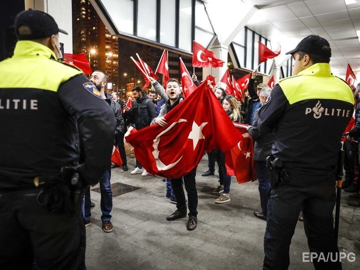 Полиция Нидерландов не пустила турецкого министра семьи в консульство Турции в Роттердаме