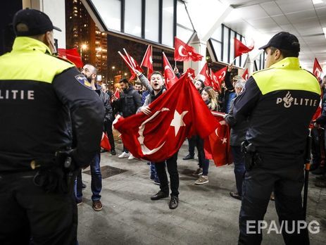 Полиция Нидерландов не пустила турецкого министра семьи в консульство Турции в Роттердаме