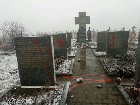 Вандалы во Львовской области осквернили памятники погибшим полякам