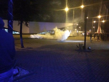 В Батуми местные жители устроили акцию протеста против действий полиции, правоохранители применили слезоточивый газ