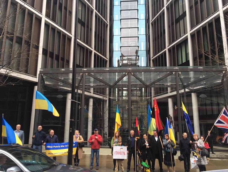 Українці в Лондоні пікетували будинок Ахметова