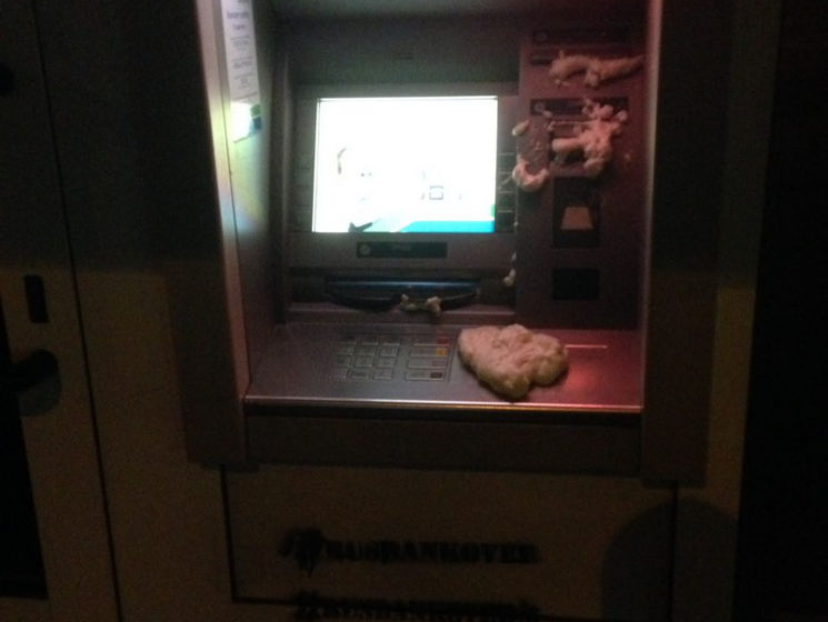 "Национальный корпус": Активисты залили монтажной пеной банкоматы российских банков