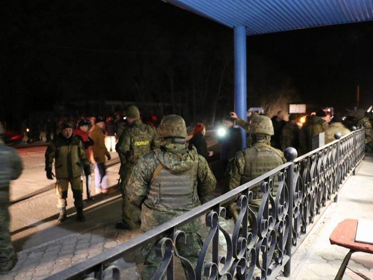 На блокпосту у Славянска произошел конфликт между полицией и участниками блокады. Активисты заявили о госпитализации Парасюка