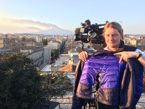 Оператор ВВС оказался рядом с вулканом Этна в момент извержения. Видео