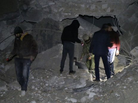 В Сирии во время вечерней молитвы разбомбили мечеть, погибли не менее 42 человек