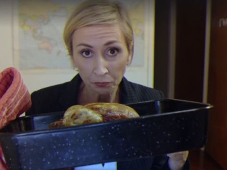 Новозеландское комедийное шоу показало пародию на сорвавшееся из-за детей интервью BBC. Видео