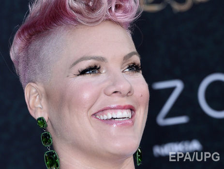 Муж певицы Pink принимает душ вместе с новорожденным сыном