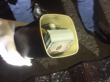 В День святого Патрика прокурора Львовского гарнизона задержали со взяткой в тубусе из-под виски – Луценко