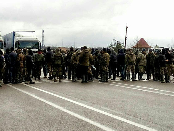 В Ровенской области активисты перекрыли автодорогу и выдвинули ряд требований о беспрепятственной добыче янтаря