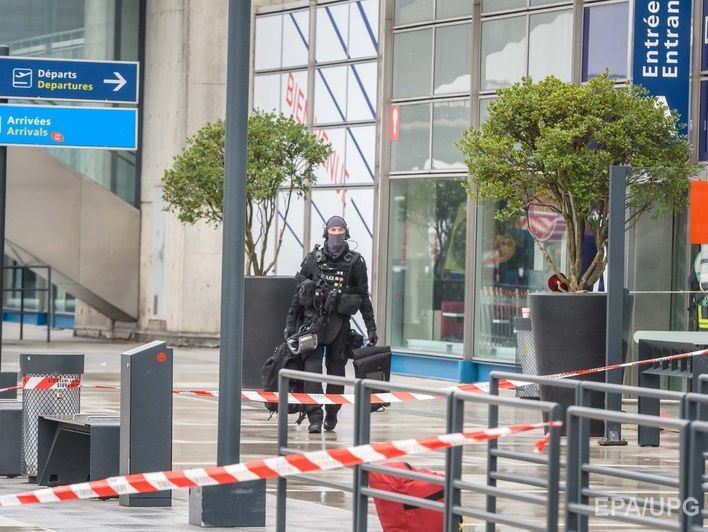 Чоловік, убитий в аеропорту Парижа після нападу на військових, перед цим викрав машину та стріляв у патрульного