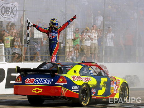 Учасник гонок NASCAR однаково відповів на всі запитання журналістів