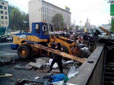 В Киеве разбирают баррикады на Майдане. Фоторепортаж