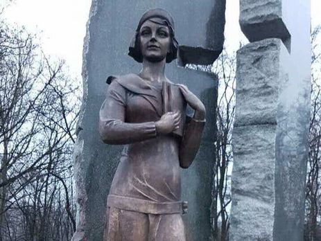 В Бабьем Яру очистили от краски памятник Елене Телиге