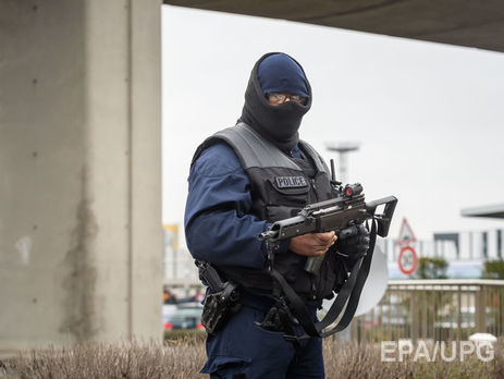 В аеропорту Парижа чоловік напав на військових і був убитий. Фоторепортаж