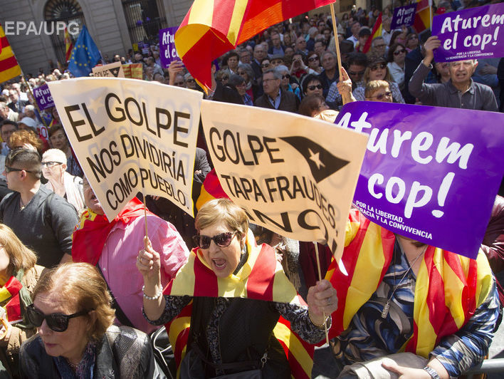В Барселоне тысячи человек протестовали против сепаратистского движения