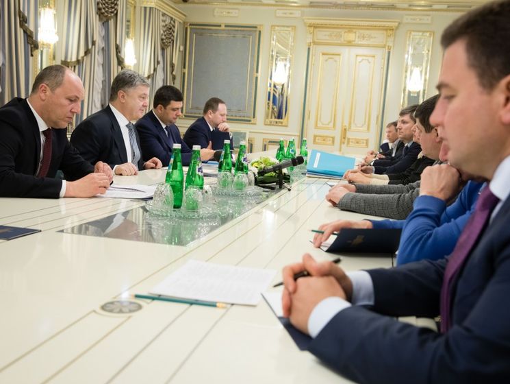 Порошенко обсуждает с руководителями депутатских фракций и групп ситуацию в стране и задержку транша МВФ