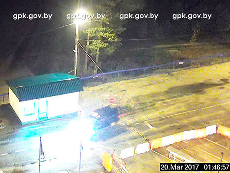 Білоруські прикордонники зупинили автомобіль, який прорвався через КПП на кордоні з Україною. Відео