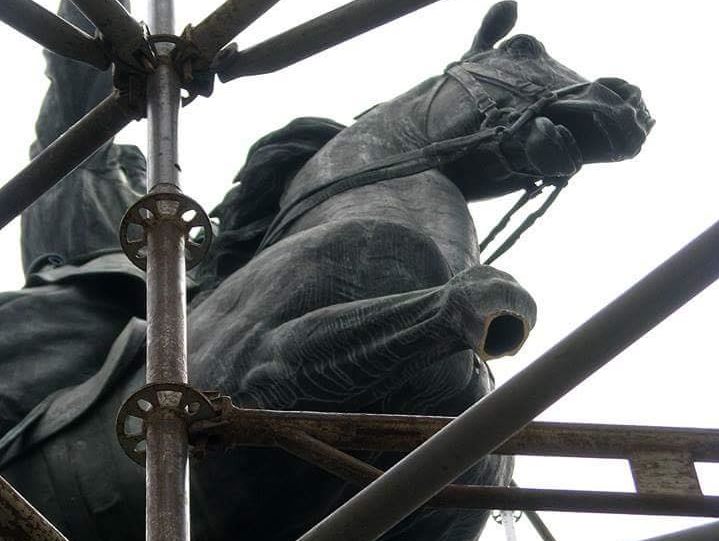 У Києві невідомі пошкодили пам'ятник Щорсу