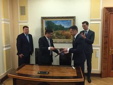 Меморандум подписали руководитель "Укравтодора" Славомир Новак и вице-президент корпорации China Road and Bridge Corporation Ду Фей