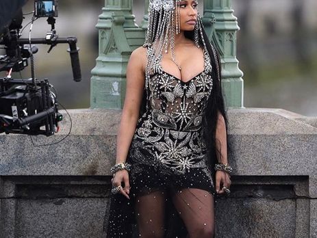 Ники Минаж станцевала тверк в красной латексной юбке