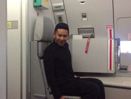 Бортпроводник спародировал Спирс. Видео