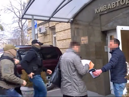 У "Київавтодорі" заявили, що СБУ після обшуків опублікувала фото не з їхніх кабінетів