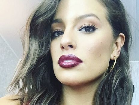 Модель plus size Грэм прогулялась по улице в купальнике