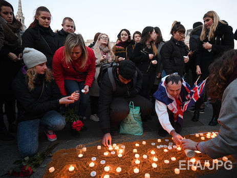 У світі вшанували пам'ять жертв теракту в Лондоні. Фоторепортаж