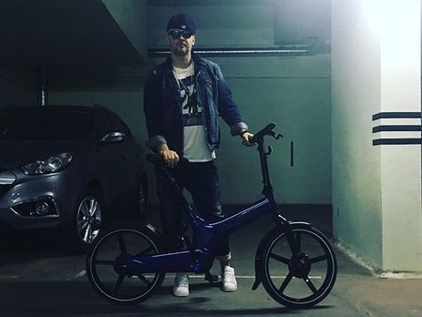 Потап, лежа на полу, поцеловал афишу с фото композитора Квинты