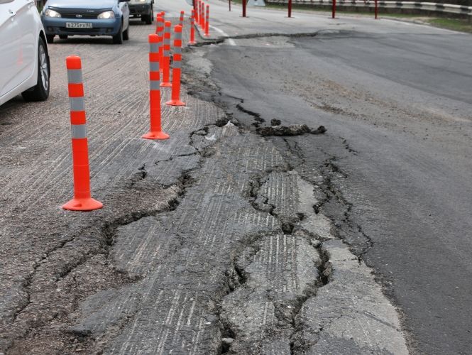 У Криму зруйнувалася ділянка дороги між Севастополем і Сімферополем. Відео